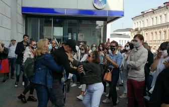 В Гродно вынесли приговор женщине, сорвавшей на митинге с милиционера в штатском маску