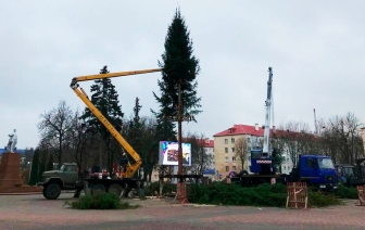 У Ваўкавыску ўсталёўваюць галоўную ёлку горада