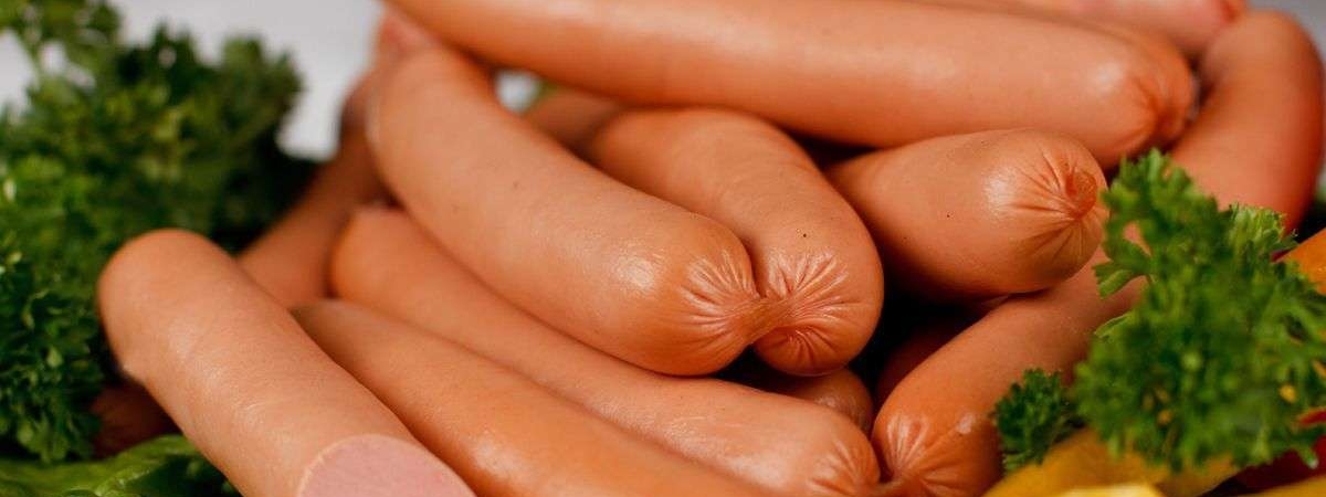 Сосиски в зоне риска: Врачи назвали продукты, которые опасно есть в сыром виде