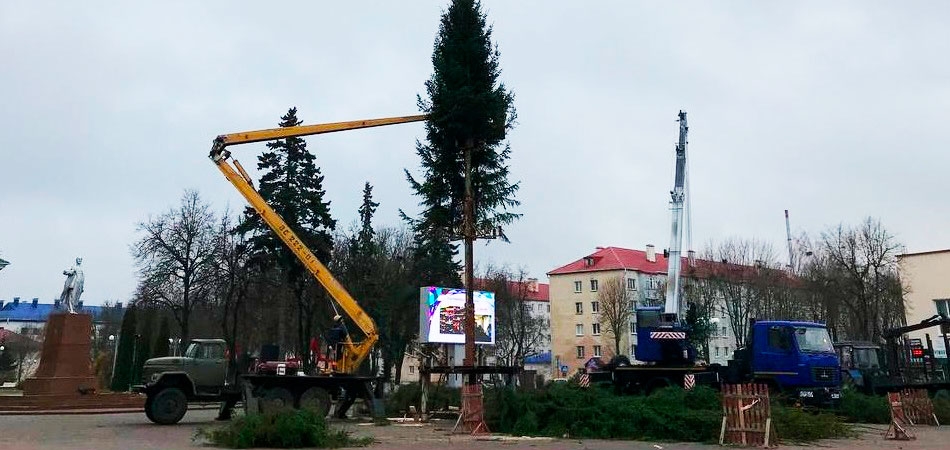 У Ваўкавыску ўсталёўваюць галоўную ёлку горада