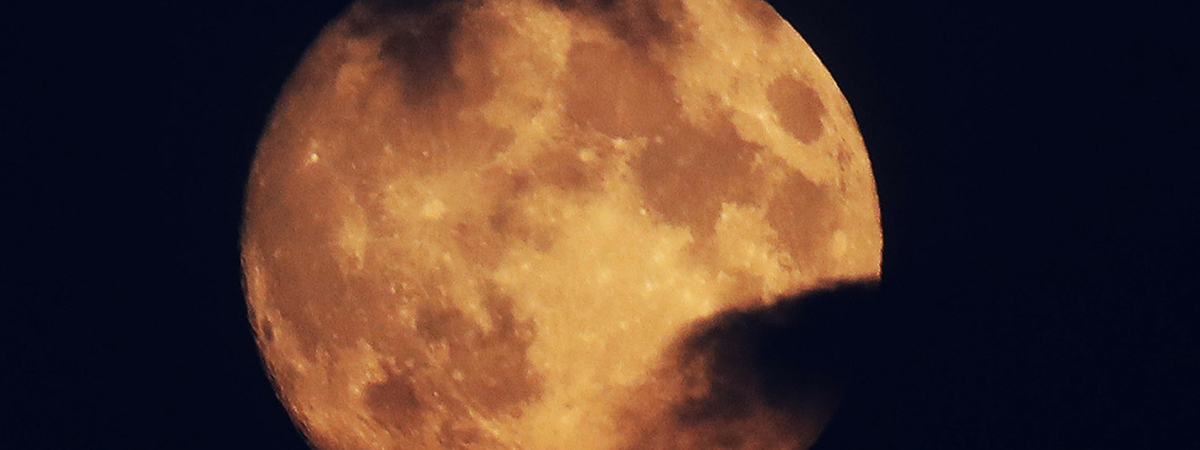 Таинственные вспышки света на Луне напугали ученых – несут угрозу человечеству!