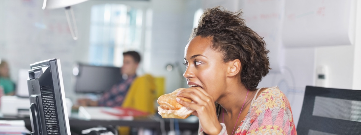 Диетолог назвала три правила здорового перекуса на работе