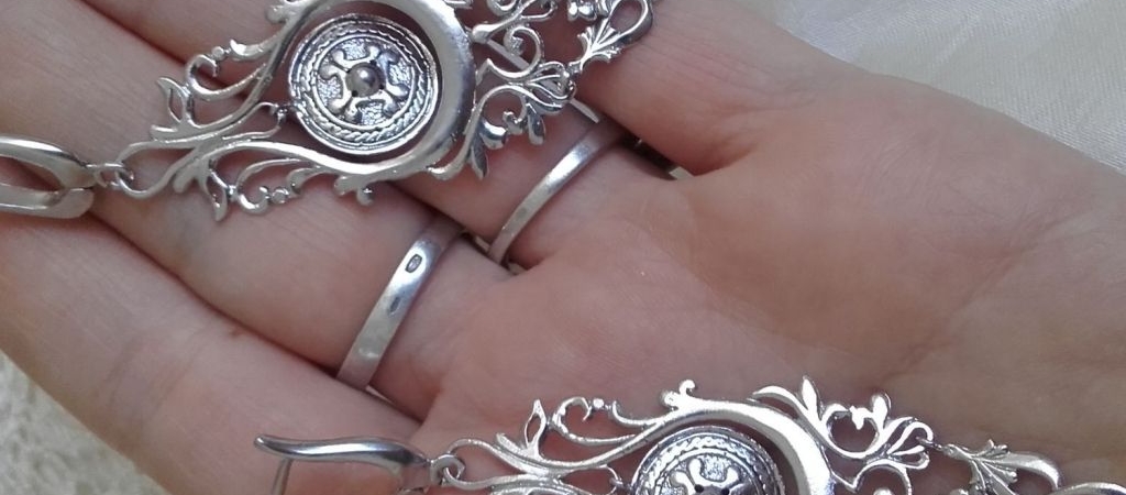 Украшения из мельхиора: в чем помогает металл и какова его энергетика
