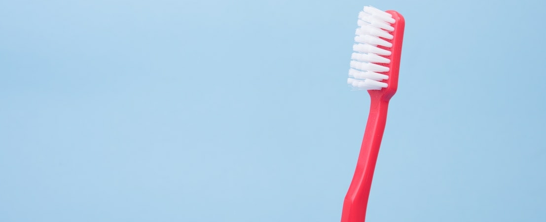 5 причин менять зубную щетку как можно чаще