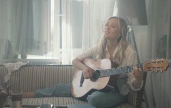 Анна Шаркунова выпустила «Песню счастливых людей»