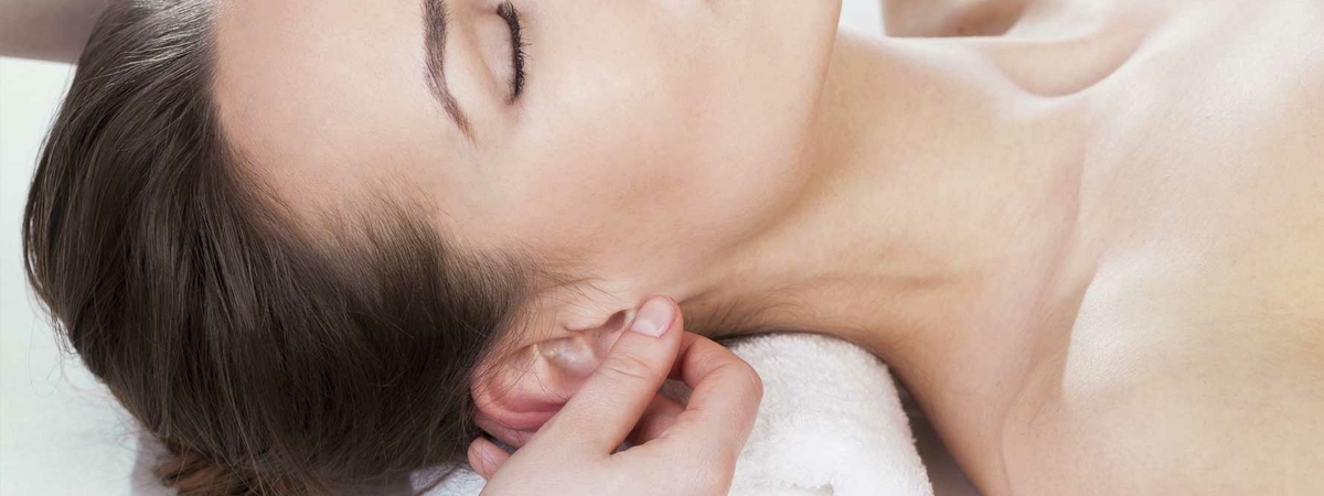 Эксперт: наладить самочувствие при перепадах давления и головокружении поможет массаж ушей