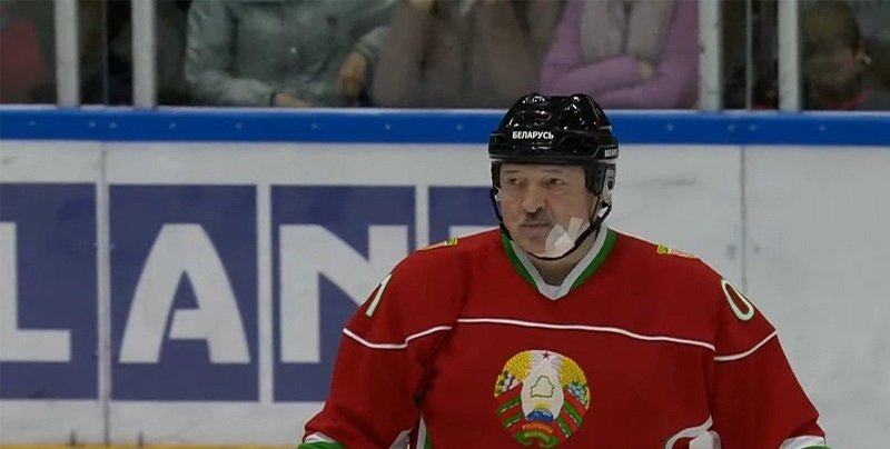 Лукашенко получил травму во время любительского хоккейного матча