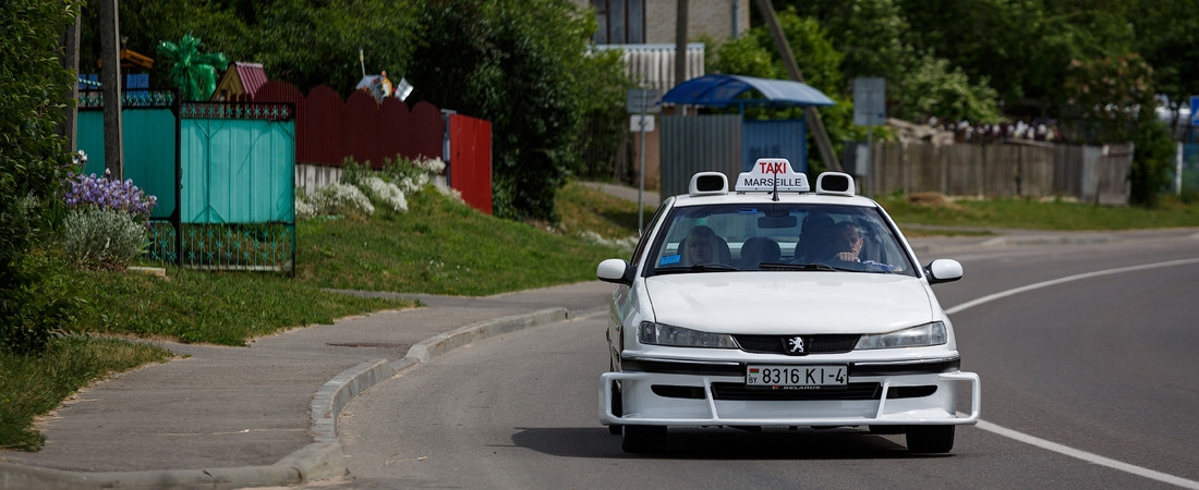 На улицы Волковыска вновь выехал Peugeot 406, стилизованный под автомобиль из фильма "Такси"