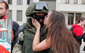 За 10 дней более 400 силовиков перешли на сторону народа
