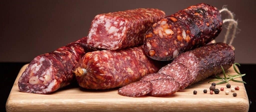 Эксперты назвали сырокопченую колбасу опасным продуктом