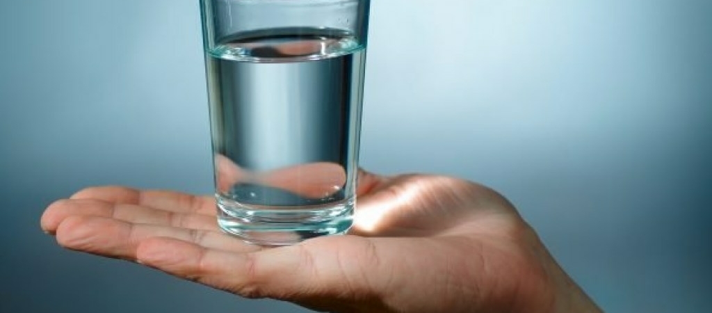 Мало пьёшь – меньше проживёшь. Недостаток воды «высушивает» суставы после 35
