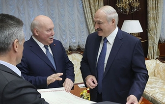 Карту Беларуси в составе Российской империи подарил посол РФ Лукашенко