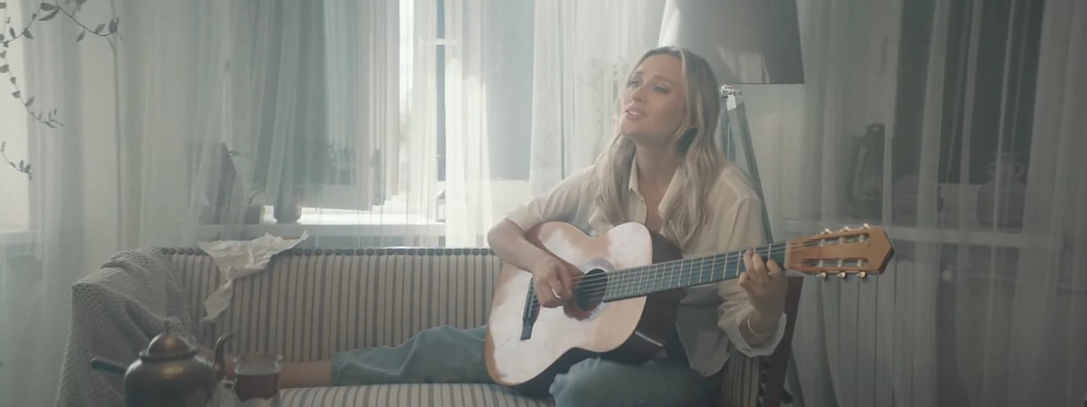 Анна Шаркунова выпустила «Песню счастливых людей»
