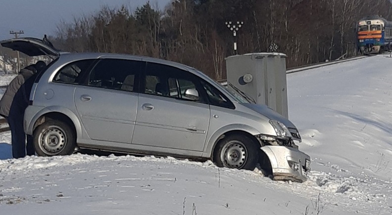 Поезд сбил легковой автомобиль на переезде в районе мочулинского перекрестка
