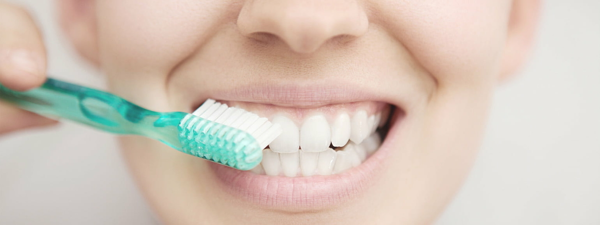 Канадские стоматологи назвали продукт, который может заменить чистку зубов