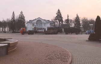 В Волковыске на центральной площади устанавливают новогоднюю елку 