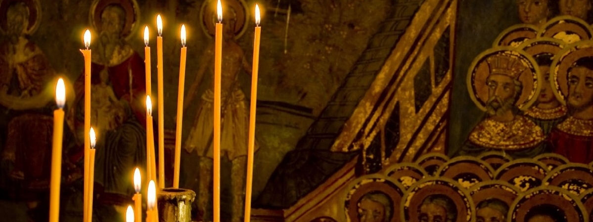 Задувать или накрывать горящую церковную свечку: никаких суеверий, только рекомендации священников!