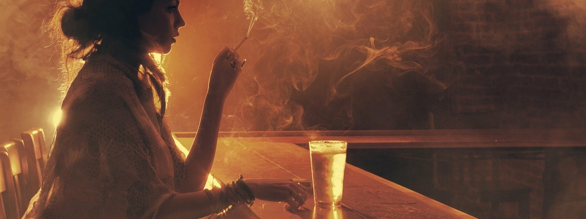 Запрет курения в барах оказался полезен для богатых и образованных