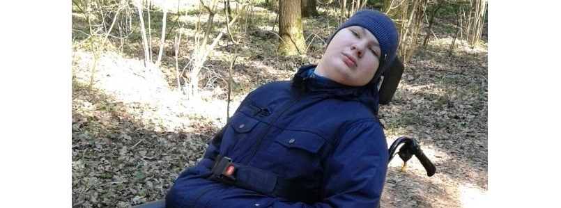 Когда Саша приходит в себя, он приоткрывает глазки и говорит: «Мама, я так хочу жить!»