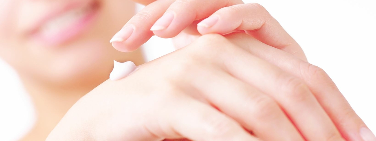 Маски из уксуса и масляные обертывания омолодят кожу рук – эксперт