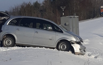Поезд сбил легковой автомобиль на переезде в районе мочулинского перекрестка