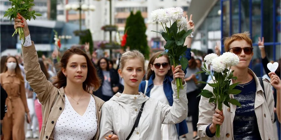 От работяги до оперного певца: на БелАЗе митинг, а в солидарность с протестами со ступенек филармонии прозвучал «Магутны Божа»