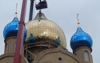 На Свято-Благовещенский храм установлен центральный купол (ВИДЕО, ФОТО)