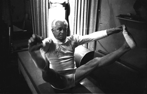 Йозеф Пилатес демонстрирует физическую подготовку своего тела