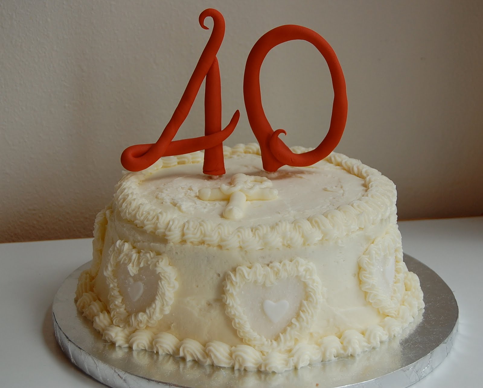 Мужу 40 юбилей. Торт на день рождения 40 лет. Торт на юбилей 40 лет. Торты на сорокалетие. Тортик женщине на 40 летие.