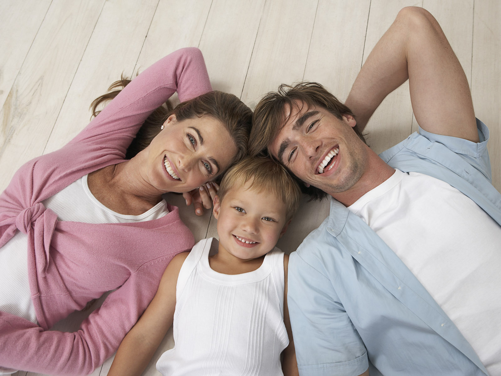 Мужчина семьянин. Родители и дети. Ребенок в семье. Фотография семьи. Семья со счастливым ребёнком.