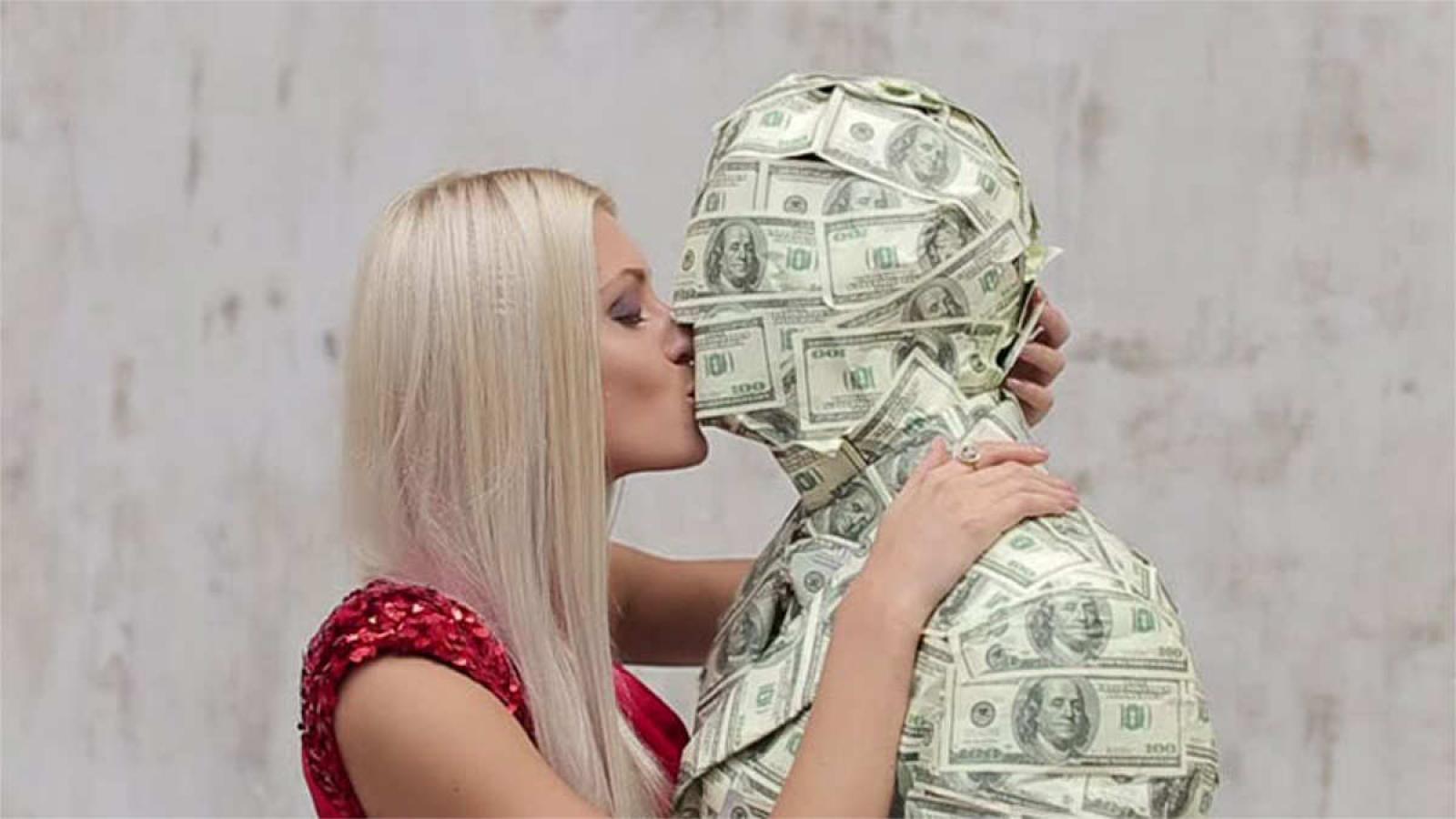 Меркантильность женщины это. Девушка с деньгами. Фотосессия с деньгами. Любовь к деньгам. Любовь за деньги.