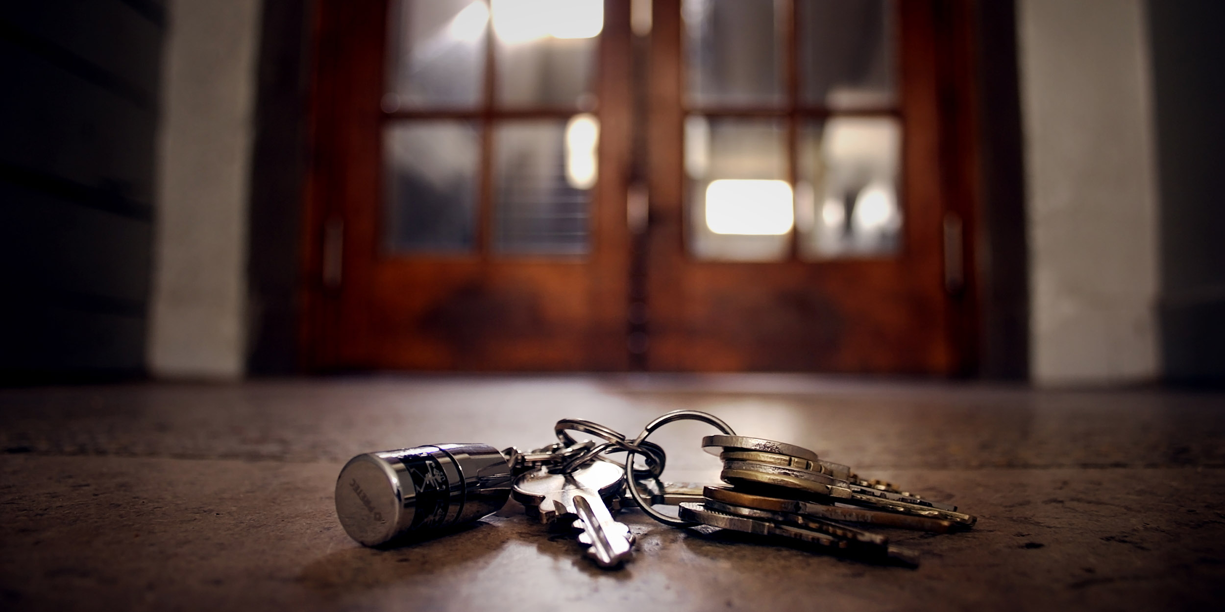 Ключи забытый ребенок. Ключи на столе. Ключи от квартиры. Ключи от квартиры на столе. Утеряны ключи от квартиры.