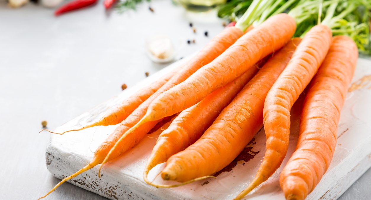 Фото моркови на белом фоне