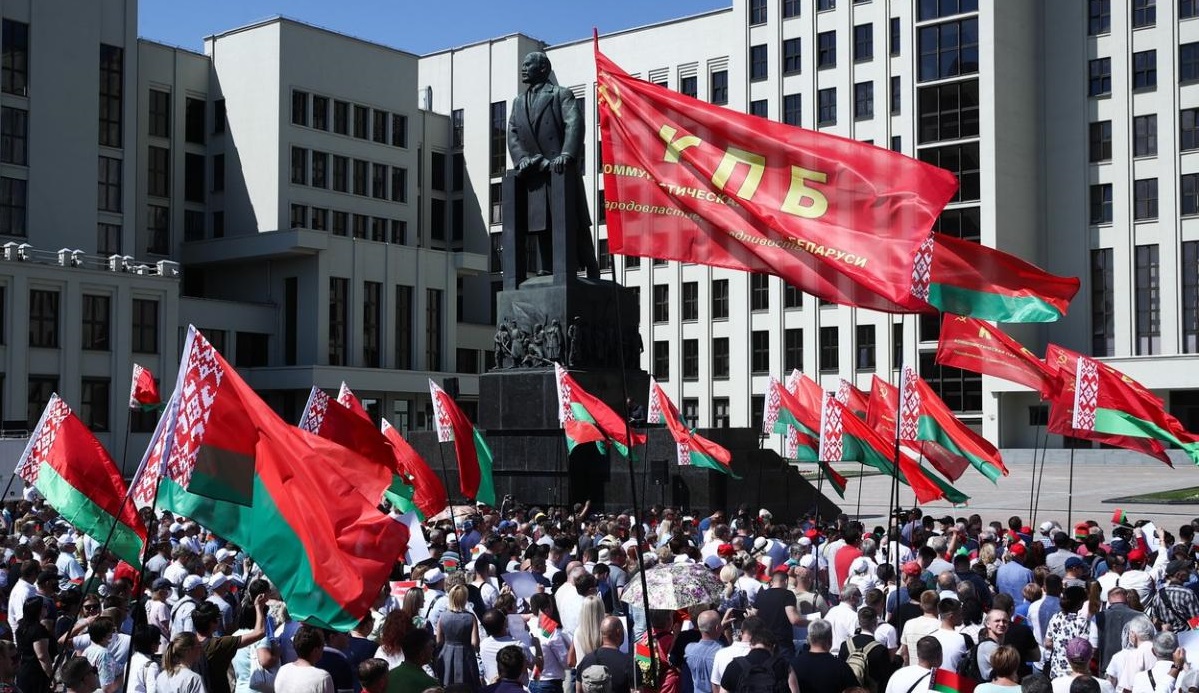 Представители беларуси. Белорусская Коммунистическая партия. Флаг Коммунистической партии Беларуси. Коммунистические партии мира. Политические партии РБ.