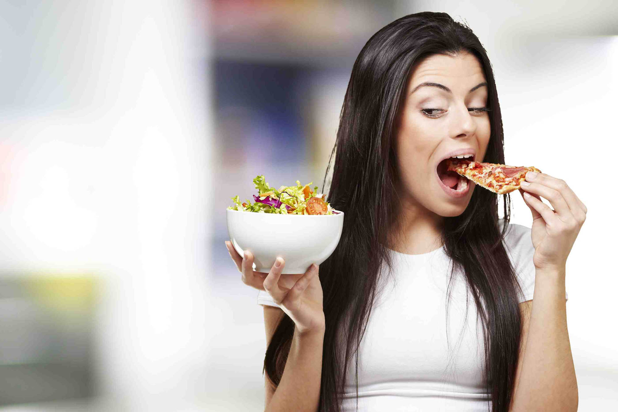 Ютуб людей едят. Женщина ест. Девушка кушает. Женщина и сладкое. Срывы в питании.