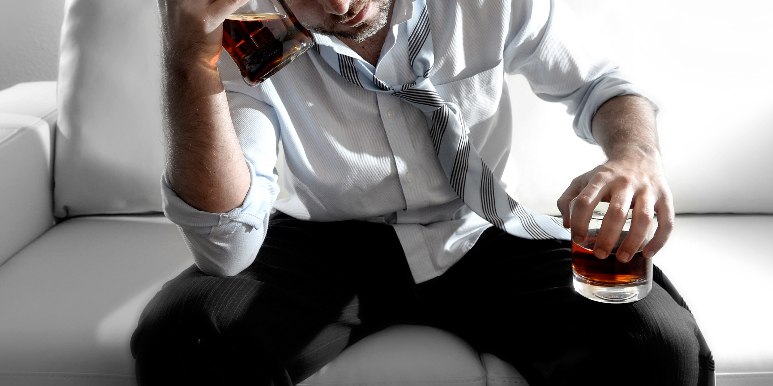 Кружится голова с похмелья. Мужчина с похмелья. Пьющий мужчина. Стресс и алкоголь. Фотосессия мужчин с алкоголем.