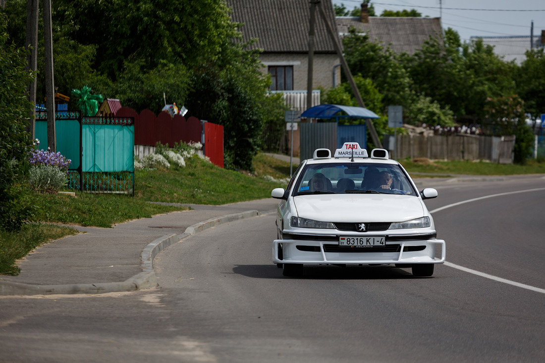 На улицы Волковыска вновь выехал Peugeot 406, стилизованный под автомобиль  из фильма 