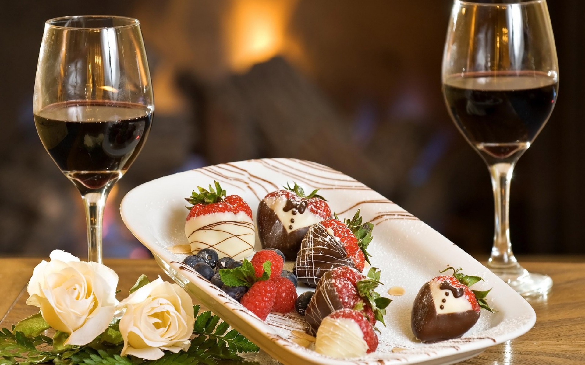 Есть один раз в день вечером. Романтический ужин с вином. Ужин с шампанским. Романтический ужин с вином и фруктами. Романтичный вечер.