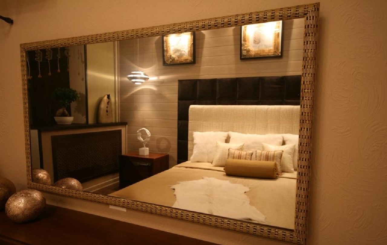 Зеркало напротив кровати в спальне