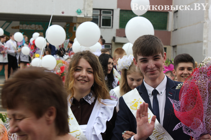 Гимназия 1 волковыск. Волковыск школа 6. Прощальный звонок фото. Школа 7 Волковыск баскетбол. Юлия Сергей Волковыск СШ 4.