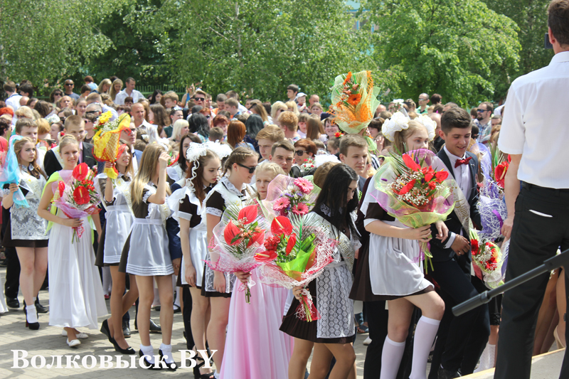 Гимназия 1 волковыск. Школа 7 Волковыска линейка. Прощальный звонок фото. Першотравенск сш4. Яз 9 Волковыска.